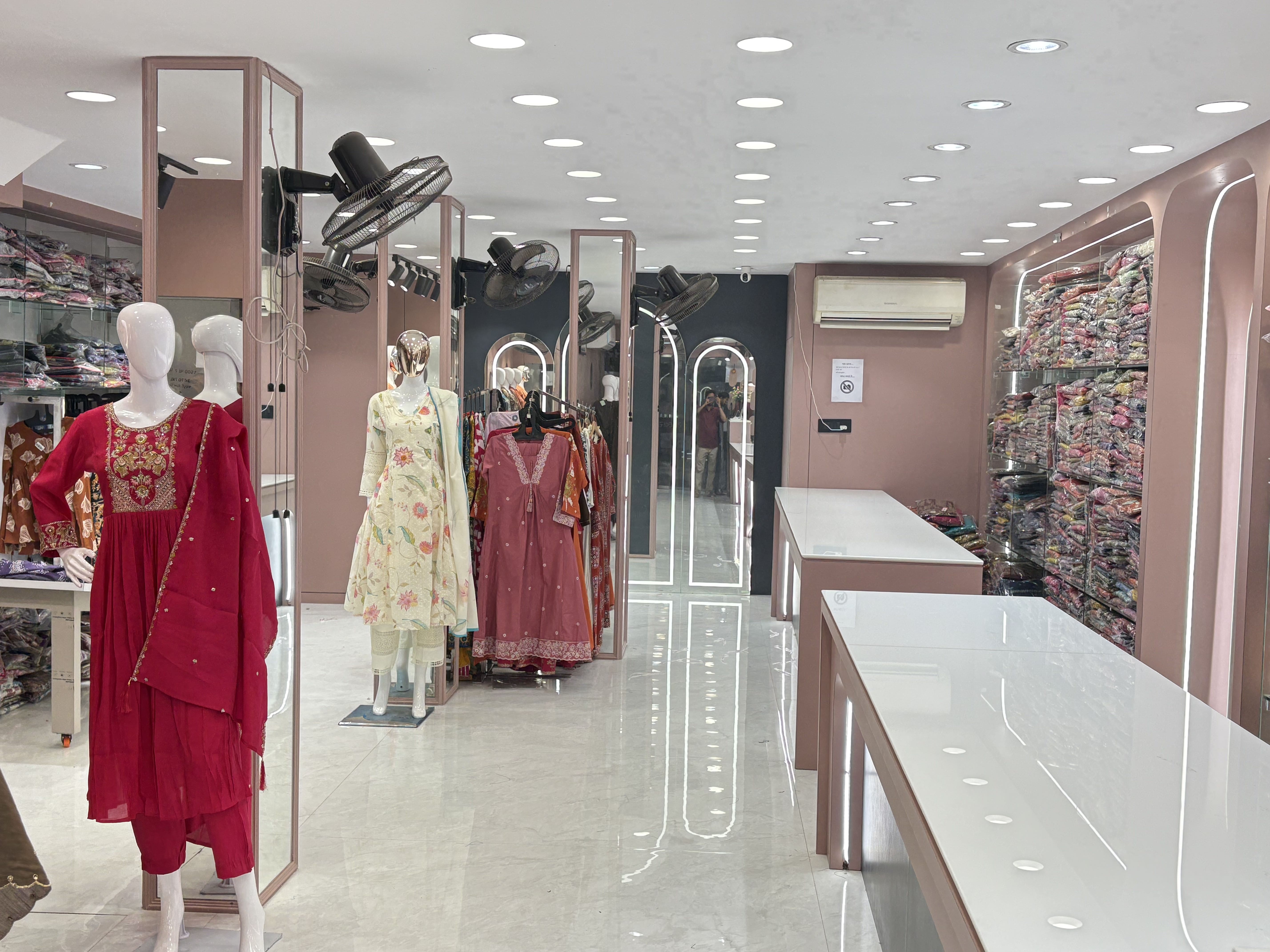 Radhe Beautic Store - Image 3